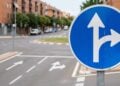 O que significa a placa de trânsito redonda com fundo azul e uma flecha branca apontando para cima e para a direita?