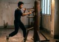 Citação do dia de Bruce Lee, ator de Operação Dragão e A Fúria do Dragão: “Se você passar muito tempo pensando em uma coisa, você nunca vai…”; lições inspiradoras sobre por que pensar demais impede o progresso e a ação gera sucesso