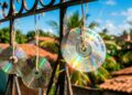O que significa pendurar CDs na varanda de casa?