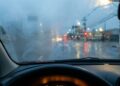 Demorei para aprender que estava desembaçando o vidro do carro do jeito errado, mas agora uso um método que resolve em segundos