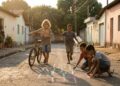 A psicologia diz que pessoas que cresceram sem tantas regras sobre cintos de segurança, capacetes de bicicleta ou supervisão parental frequentemente descrevem a infância não como imprudente, mas como incomumente livre