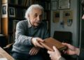 Albert Einstein, sobre como alcançar o sucesso na vida: “Não tente se tornar um homem bem-sucedido, tente se tornar um homem de valor”