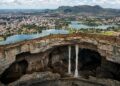 Essa cidade tem o nome de uma contagem que deu errado, guarda 17 espelhos d'água e duas colunas de pedra que levaram milhões de anos para se formar