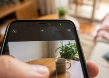 O que significa o ponto verde na parte superior do seu celular?