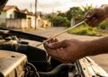 Aprenda como saber quando é hora de trocar o óleo do carro para que o motor não quebre