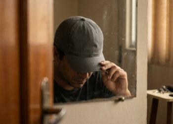 O que significa usar boné todos os dias, segundo a psicologia comportamental?