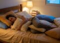 O que significa gostar de dormir com muitos travesseiros, segundo a psicologia?