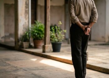 A psicologia explica o que significa andar com as mãos para trás e por que esse gesto pode transmitir segurança antes mesmo de qualquer palavra