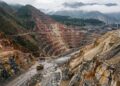 No sudoeste da China, uma jazida de terras raras cresce mais de 300% e expõe minerais críticos sob rochas já exploradas