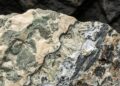 Cientistas descobrem que minerais secos podem produzir água nas profundezas da Terra e alterar a formação de magma