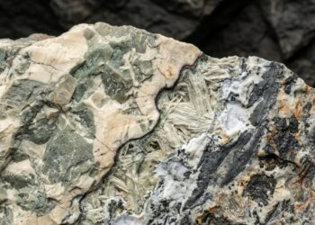 Cientistas descobrem que minerais secos podem produzir água nas profundezas da Terra e alterar a formação de magma