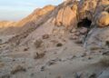 O monte no oeste da Arábia Saudita que guarda rochas secretas de 800 milhões de anos e uma das cavernas mais simbólicas do deserto