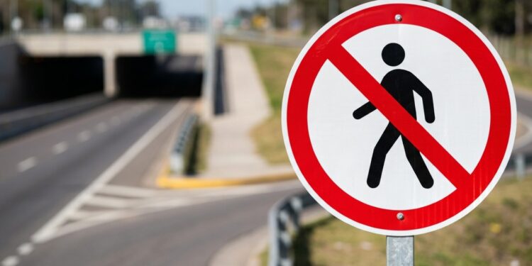 Placa com pedestre riscado bloqueia a entrada em um trecho sem circulação segura