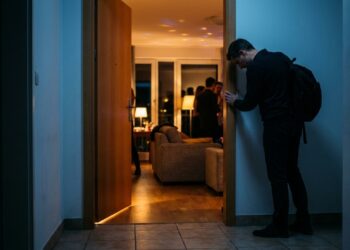 A psicologia diz que pessoas que saem de uma festa sem avisar não são rudes, mas esgotaram sua bateria social e percebem que qualquer minuto extra pode gerar irritação, bloqueio ou exaustão