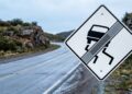 O que significa a placa de trânsito em forma de losango branco com um carro derrapando sob várias linhas diagonais?
