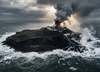 A ilha que nasceu de uma erupção em 1963