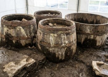Arqueólogos desenterram três barris de carvalho intactos sob uma rua norueguesa e dentro deles havia um segredo da construção do século XVII