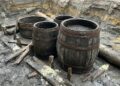 Arqueólogos encontram três barris de carvalho sob uma rua da Noruega e revelam por que construtores os enterraram no século XVII
