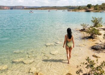 Quem procura um destino fora do óbvio encontra no “Mar de Minas” passeios de lancha, paredões impressionantes e um cenário que parece litoral no meio do interior