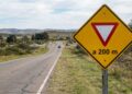 O que significa a placa de trânsito em forma de losango amarelo com um triângulo invertido e a indicação “a 200 m”?