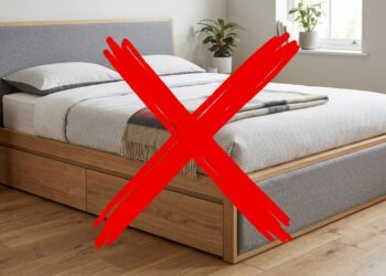 Como a cama elevada com gavetas aproveita o espaço do quarto e quais cuidados devem orientar o projeto