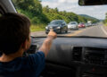 O hábito de “contar carros” durante a viagem pode revelar uma habilidade surpreendente do cérebro, segundo a psicologia