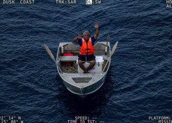 Pescador sobrevive oito dias à deriva no Pacífico sem perder a fé