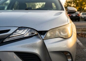 Adeus faróis amarelados: o truque de 10 minutos para fazer os faróis do seu carro parecerem novos sem gastar mais