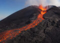 O gigante adormecido acordou: Monte Etna volta a expelir lava em um espetáculo hipnotizante