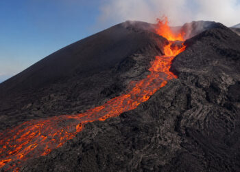 O gigante adormecido acordou: Monte Etna volta a expelir lava em um espetáculo hipnotizante