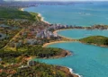 Guarapari — ES Essa cidade tem uma praia de areia preta cuja radiação é 13 vezes maior que a do ambiente